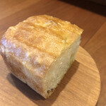 MATSU - あつあつのフォカッチャ。びっくりするくらいフワッフワで食べるともちもち。フォカッチャ売ってたら買う。同行者はおかわりで4つも食べてた。