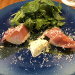 MATSU - 岡山産桃とパロマ産生ハム。桃が甘くて溶ける！吉田牧場のモツァレラはミルキーでコクがある。サラダのドレッシングは酸味強め。下に少し敷かれたバジルペーストはほんのり香り、パルミジャーノはコクがある。