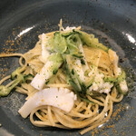 MATSU - モンゴウイカと胡瓜のスパゲティ、カラスミパウダーと青柚子がかかっている。イカはぷりっ、胡瓜はシャキッ。柚子がほんのり爽やかな香り。パスタはスープが染み込んでいて美味しい。