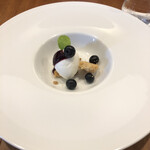 MATSU - ヨーグルトのソルベは酸味がしっかりあるけどまろやかでブルーベリーソースとよく合う。大粒の生のブルーベリーは甘くて美味しい。焼き菓子も香ばしくてガリガリした食感が良かった。