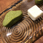 MATSU - 抹茶のクッキーとパッションフルーツのギモーブ。ギモーブは口に入れるとシュワッと溶けて口いっぱいに甘酸っぱい香りが広がる。