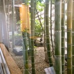 天然うなぎ しま村 - ガーデン席から庭の眺め