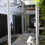 天然うなぎ しま村 - 水辺から続くエントランス