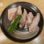 Gocchammamma - 手羽先ごっちゃん  塩胡椒味×1
                      ピリ辛タレ味も食べましたが写真は失念。
                      コレは絶対食べてほしいです。安くて美味いの。