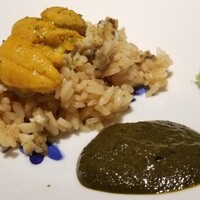 馳走 啐啄一十  - (22)赤酢リゾット、北紫雲丹(北海道羅臼産)載せ、黒鮑の肝ソース添え