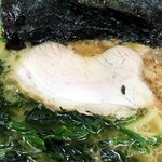 千葉家 - チャーシューはしっかりした食感。