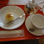 函館洋菓子スナッフルス - チーズオムレットとハーブティ