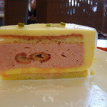 函館洋菓子スナッフルス - ちゃんといちごも入っており・・・