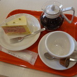 函館洋菓子スナッフルス - イチゴとレモンのムースケーキと紅茶