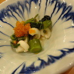 うに むらかみ - お通しは、イカと山菜とびっこの和え物