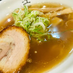 江南行店 - 【ラーメン 】780円
■スープ
      国産の豚骨と鶏ガラを
      弱火で長時間煮込んだもの。
■麺
      やや縮れた細麺
