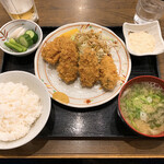 巣鴨ときわ食堂 - 【2019年10月】カキフライ定食＠1,190円、＋追加タルタル、の提供時。