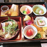 得月楼 - 開けてみると。。。彩りは良さ気。