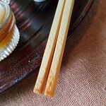 日向草 - 青竹のお箸の先の水滴が涼しげ