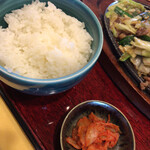 Tokuyama Kantorikurabu Resutoran - 白飯とキムチ