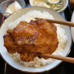 麺屋 彩蓮 - 唐揚げは大きめでサクッとジューシー