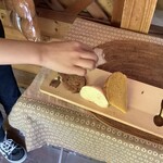 麦わらぼうし - 「ご試食どうぞ」と切ってくださいました。