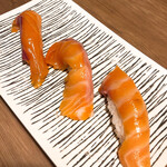 Sushi Teppanyaki Hiiragi - お通しのサーモンの寿司