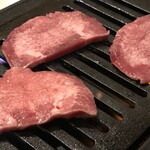 焼肉大門 - たん塩焼き中