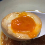 中華そば　堀川 - 黄身の濃厚な味わいと出汁感を感じるとても美味しい味玉