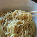 中華料理 鳳凰 - 多加水中太ストレート麺。男っぽい剛麺ではありません。女っぽいしなやかで綺麗な麺です。