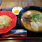 Ajisen Ramen Se - 味千ラーメンと半チャーハンです。（2020年7月）