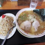 とんぼラーメン - ラーメン　半焼飯￥750