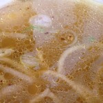 とんぼラーメン - 一味唐辛子がちょっとだけ浮いてる