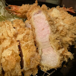あげづき - 【南の島豚特上ロースかつ 2400+VAT】 　全体的にいつもの [あげづき] 風 　見るからに低温調理の白い色合い 　粗削りの衣はしかし密着してて 　ややリブ寄りの柔らかそうなロース 　火入れは僅かに入り気味か！？