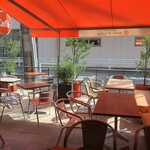 Cafe Orange - 日差しが差し込むテラス席