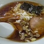 王様 - ラーメン！見た目普通だが、ひと口食べると…！