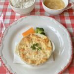 花・ふらんす食堂やまもと - スペシャルランチコース：豆乳クリームソースの煮込みハンバーグ、グラタン仕立て(\1,980)　主菜と麦ごはん・野菜のブイヨンスープ