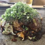 Okonomiyaki Hachibee - お好み焼き定食
                        そばは半玉ですが、トッピングでそば、イカ天、ネギかけにしました。