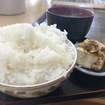 Okonomiyaki Hachibee - 定食は、ご飯、味噌汁、たくわん、やっこ