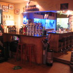 ビアバーバジルバジル - 樽生のサーバーが並んだカウンター