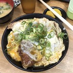 まるはのかつ丼 - てんこ盛りに玉子追加です。（2020.6 byジプシーくん）