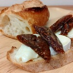 とらやベーカリー - バゲット ￥200　カマンベールといちじくを乗せてみました