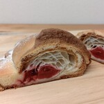 とらやベーカリー - 外側の甘いダマンドクリームにレッドチェリーの酸味がアクセントになって美味しい 見た目も可愛い