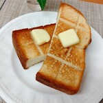 とらやベーカリー - 食パン １斤 ￥320 キメ細かいしっとり柔らかい生地 トーストにすると表面サックリ中はややモッチリ 毎日食べても飽きない美味しさかも！  ちなみに食パンは1人１点のみ
