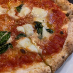 Pizzeria Bar Tottimo - マルゲリータアップ　コルニチョーネの膨らみも良い具合です。