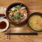 Sushino Yuusai - 三色丼(サーモン、生いわし、アジ) ネタが良くて美味しです