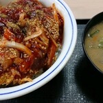 かつや - 赤辛カツ丼(税抜きで￥590)と豚汁小(税抜き￥120)。
            想像よりは辛めでした。