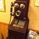 餃子 照井 - レトロな公衆電話