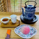 虎屋菓寮 - 三希の緋メダカの聞香組杯で
