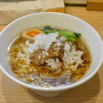 ほっこり中華そば もつけ - 背脂生姜醤油ラーメントロ肉のっけ９００円