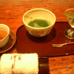 御料理 伊とう - ≪６月≫≪追加・upし忘れ≫お薄と果物。お手拭きも「伊とう」の刺繍での店名入り。