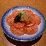 海老助 - トマトサラダ。和風ドレッシングが、くらげと、わかめに、とてもよく合っています。