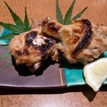 Ebisuke - 鶏のモモ焼き。にんにくと、塩味がたまりません。皮がぱりぱりで、ただ黙々と食べ続けました。