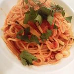 ウン・パッソ - 小柱とズッキーニのトマトソーススパゲティ