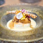 ARMONICO - ホワイトチョコとバナナのムース、 キャラメルのジェラート、 アングレーズソース